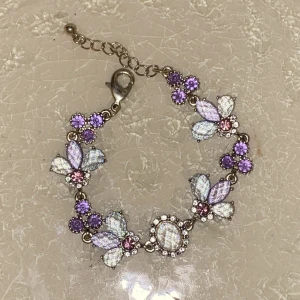 Armband  - Ett fint armband med massa nyanser som reflekterar ljuset jättefint. Möjligen vintage