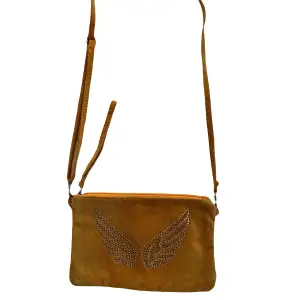 Skitsnygg väska med vingar av gemstones🙏 Säljer pga för lite användning och har redan så mycket väskor💕