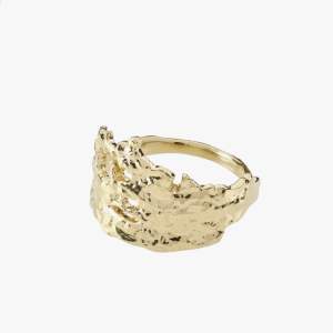 Säljer denna helt nya ring som är helt oanvänd. Jättefin guldplaterad ring från pilgrim. Ringen är justerbar vilket gör att den passar alla!  Nypris: 399