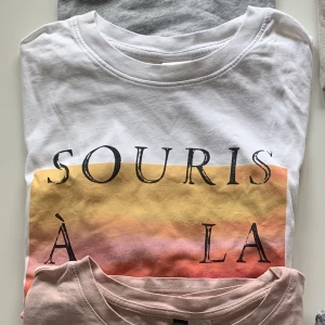 T-Shirt - T-Shirt XS: 15kr  Kan mötas upp Vid Köp av alla T-Shirts: 79kr Vid köp av alla kläder (Se profil) 249kr