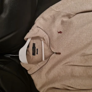 Ralph Lauren halfzip - Snygg beige Ralph Lauren tröja i mycket bra skick. Bara o fråga ifall du vill veta nått! 