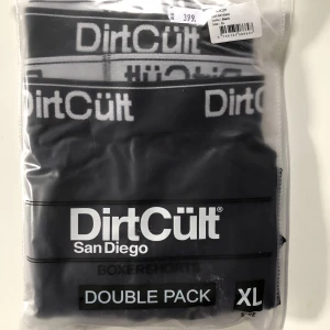 Helt Nya och Oanvända DirtCült kalsonger🔥 - Riktigt fina svarta DirtCült kalsonger i storlek XL (15 pack kvar) - XXL (10 pack kvar) Nypris: 400kr Aldrig Använda, Aldrig Provade. Kommer i original förpackningen. Fraktar över hela Sverige men erbjuder även att mötas upp 😁
