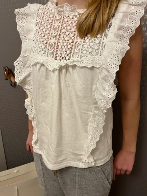 Blus från mango  - Jättefin blus från mango. Andvänd fåtal gånger då den inte passar.💖