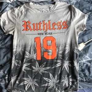Speciell t-shirt - Säljer min tröja då jag ej använder den mer. Storlek L eller stor M. Finns inte att hitta längre att köpa. Så one of a kind