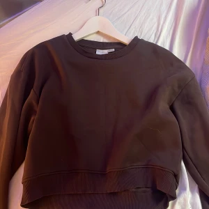 långärmad - brun ganska så tjock långärmad, slutar runt naveln npgonstans 