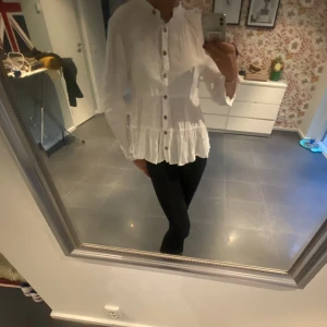 Zara blus 🥂 - En jättefin linne zara blus som har blivit lite för liten. Den är jättefin och passar till allt. Skriv privat för mer info🙌🏼💓