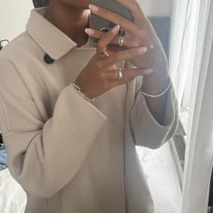 Kort kappa Zara - Säljer min korta beiga kappa från Zara. Bra skick!💌
