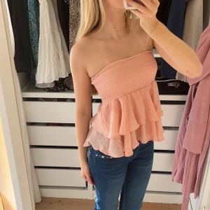 Volangtopp - Jättefin volangkjol som jag använder som topp och ännu snyggare de! Skönt material o jättefin färg. Kommer inte till användning för mig, använd fåtal gånger och är i bra skick. Säljer för 100🙌🏼Köp via ”köp nu” funktionen eller via Swish ❤️