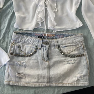 jeanskjol  - kort lågmidjad kjol med midjemåttet är 80cm💗 skicka gärna ett meddelande om du har frågor (har inga bilder på då jag inte får på mig den) köp gärna med postnord 💙