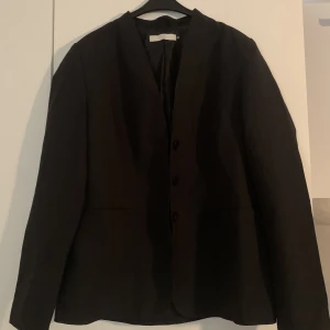 Kavaj och blusar  - Nästan oanvända kläder st 40 på kavajen, XL på den svarta och L på den beiga 