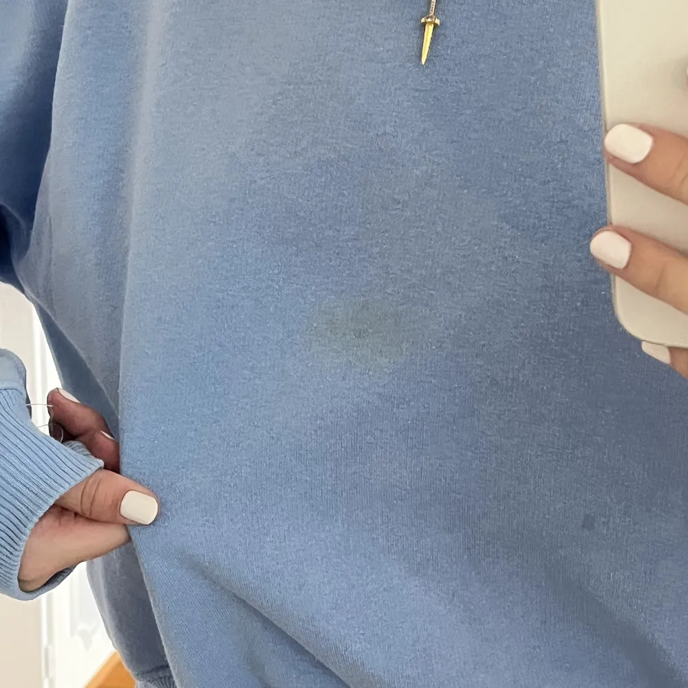 Blå sweatshirt från lager157 med en liten fläck därför billigare💙. Tröjor & Koftor.