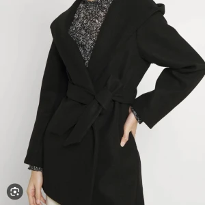 Kappa - Säljer nyskick kort kappa från only i storlek S.