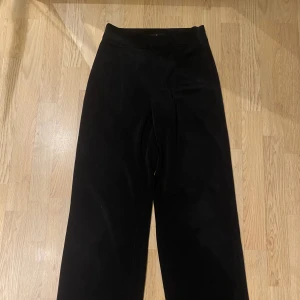 Byxor - Bikboks supersköna byxor i super skönt tyg😍 säljer då de blivit försmå för mig tyvärr 