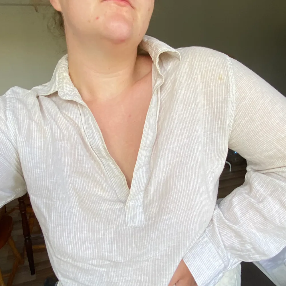 Linneskjorta med vita ränder. Fint skick men använd. Från HM . Skjortor.