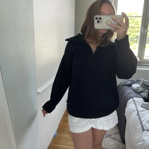 Stickad tröja - Supermysig marinblå stickad tröja med krage☺️perfekt nu till hösten. Passar xs-l 