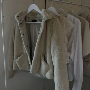 Jättefin fake-päls jacka från Only - Säljer denna superfina fake-päls jacka från Only i strl XS, knappt använd🤍