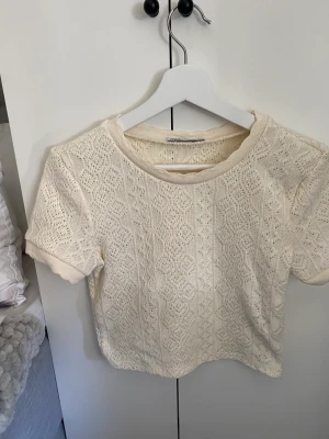 Zara topp - Säljer denna populära topp från zara, knappt använd.