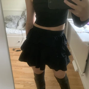 Svart volang kjol - En svart söt volangkjol, som inte används 