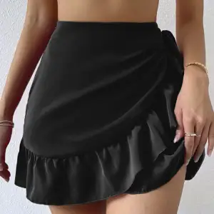 En söt svart kjol. I storlek XS/S. I väldigt fint skick.