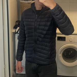Sail Racing Jacka - Säljer min Sail Racing jacka då den är för liten och inte kommer till användning. Bra skick knappt använd