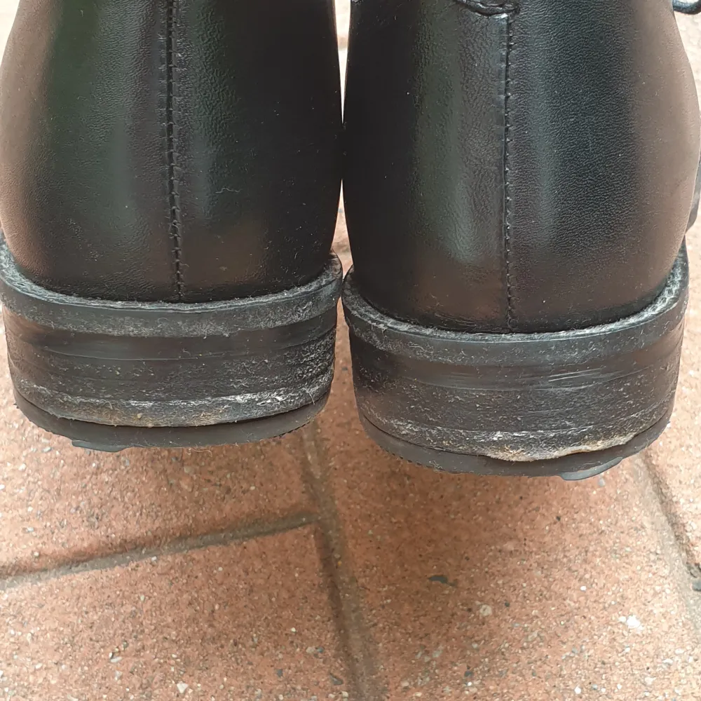 Ett par finskor i läder köpta från din sko, märke Pace. Det finns tecken på användning bak på klacken.   Kan mötas i Eskilstuna eller skickas på posten.. Skor.
