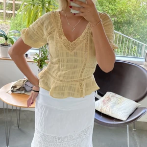 Blus - Så fin gul blus med broderier!