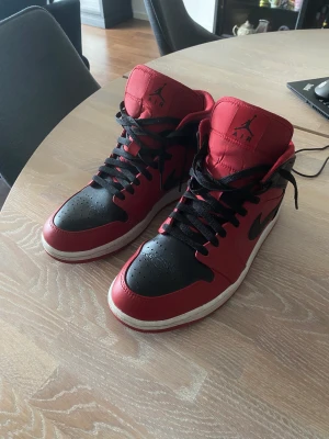 Air Jordan 1 - Säljer min killes skor åt honom då han aldrig använder dom. Använd med måtta! I väldigt bra skick