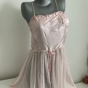 Klänning - Fin vintage slip dress i skönaste materialet, passar bra på strl S!