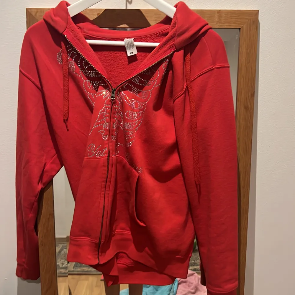 Säljer en Rhinestone hoodie i röd. En av mina favoriter i jättebra skick men säljer då jag behöver pengar. 400kr? Använd gärna köp nu. Hoodies.