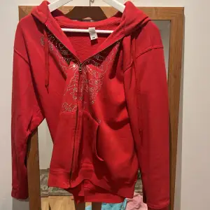 Säljer en Rhinestone hoodie i röd. En av mina favoriter i jättebra skick men säljer då jag behöver pengar. 400kr? Använd gärna köp nu