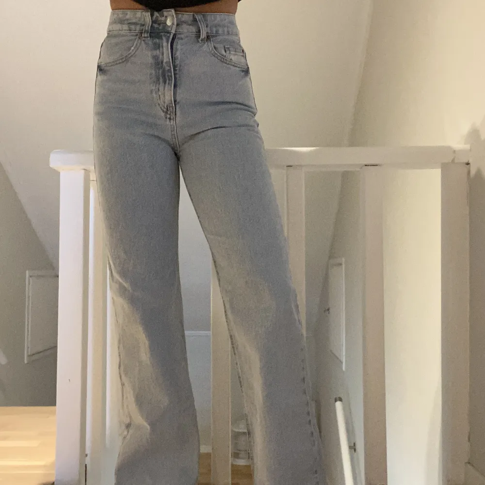 Ljusblå jeans från hm med rak passform. Använder sällan så därav säljer jag dessa. Längden passar perfekt på mig som är ca 165cm 😍. Jeans & Byxor.