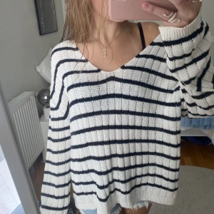Stickad tröja  - Jättefin och skön stickad randig tröja från zara, säljer då den tyvärr inte kommer till användning längre, mycket bra skick💕💕