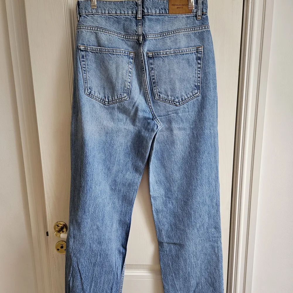 Superfina jeans från Gina Tricot, i mycket bra skick! Jeansen är i en ljusare blå färg. . Jeans & Byxor.