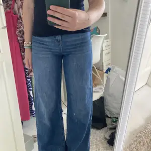 Helt nya jeans från Lindex! Kommer inte till användning när jag inte gillar hur dom ser ut på mig💞 jag är 164 cm. 