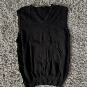 Oversized väst - Svart oversized tygväst🤍Använt skick, superfin med en vit T-shirt under!
