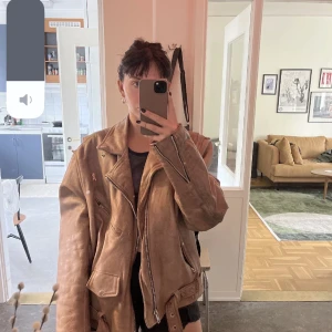 Skinnjacka - Så cool skinnjacka! Oversize om du e typ storlek S. Äkta läder, köpt secondhand, tror den är från typ 90tal. 