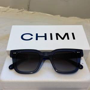 Säljer mina super fina Chimi solglasögon i 04 Blue🥰 man kan se några få repor om man kolla noga men inget som syns tydligt🥰köpt för 1250 kr på Chimi butiken i Stockholm🥰utöver de små reporna då är de i vädigt bra skick!