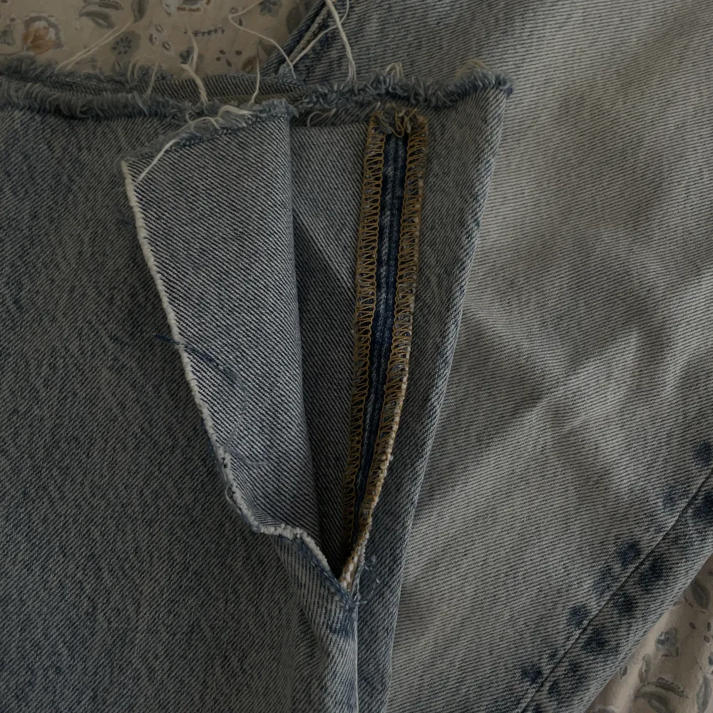 Super snygga jeans med slit nedtill . Jeans & Byxor.