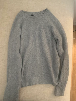 Stickad tröja - Säljer min gråa fina stickade tröja! Bra skick och fri frakt💕