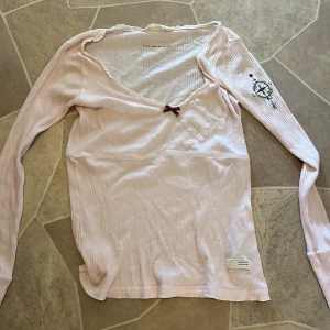 Tröja - Väldigt fin tröja som sitter bra, gullig och nästan aldrig använd 