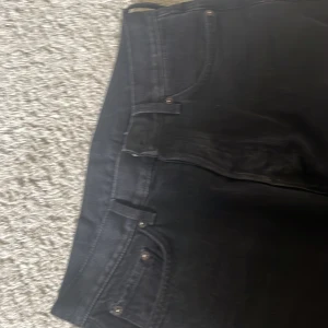 Svarta weekday space jeans  - Storlek 29/30. Knappt använda. Svarta, rak modell 