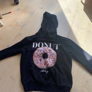 Tröja med roligt tryck! - Fin tröja från only. Tröjan är i ett bra skick.