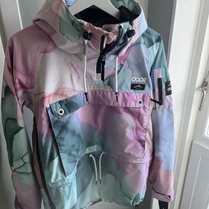 Dope annok skidjacka - Kommer aldrig till användning därför jag säljer, så är inte mycket använd alls. Den är i jättefint skick, skriv för mer bilder/info
