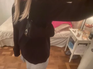 Y2k väska från DKNY - Mammas väska från sent 90-tal, asnajs vanlig svart väska i läder. Piffar upp en vanlig trist outfit!