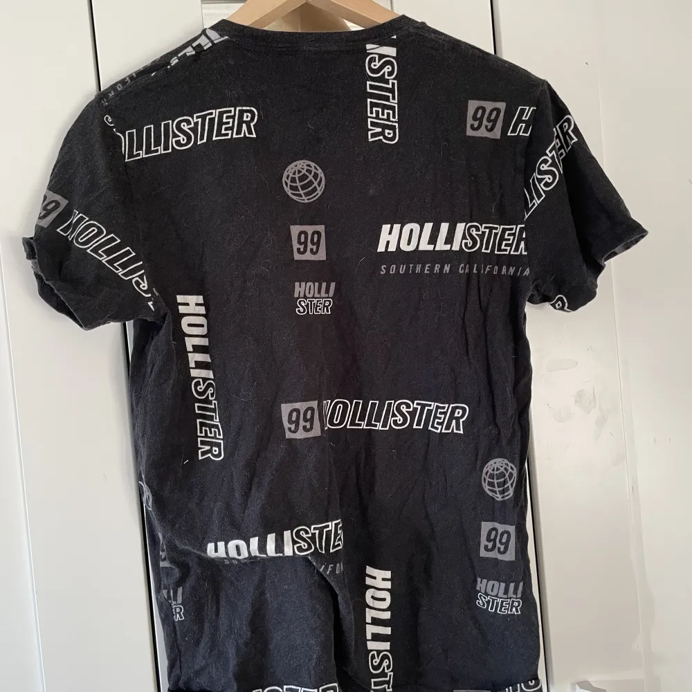 Svart T-shirt från Hollister i storlek S, i mycket gott skick.. T-shirts.