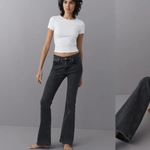 Lågmidjade bootcut jeans - Lågmidjade bootcut jeans från Gina tricot i storlek 32. Säljer för att dom är för små för mig, nypris 499kr. Knappt använda