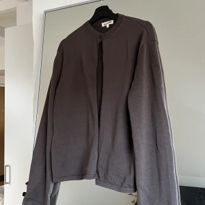 Djerf Avenue Button Up Cardigan Cocoa S - Slutsåld på hemsidan // Använd en gång, som ny // Nypris 1099 kr // Katt finns i hemmet // Frakt tillkommer