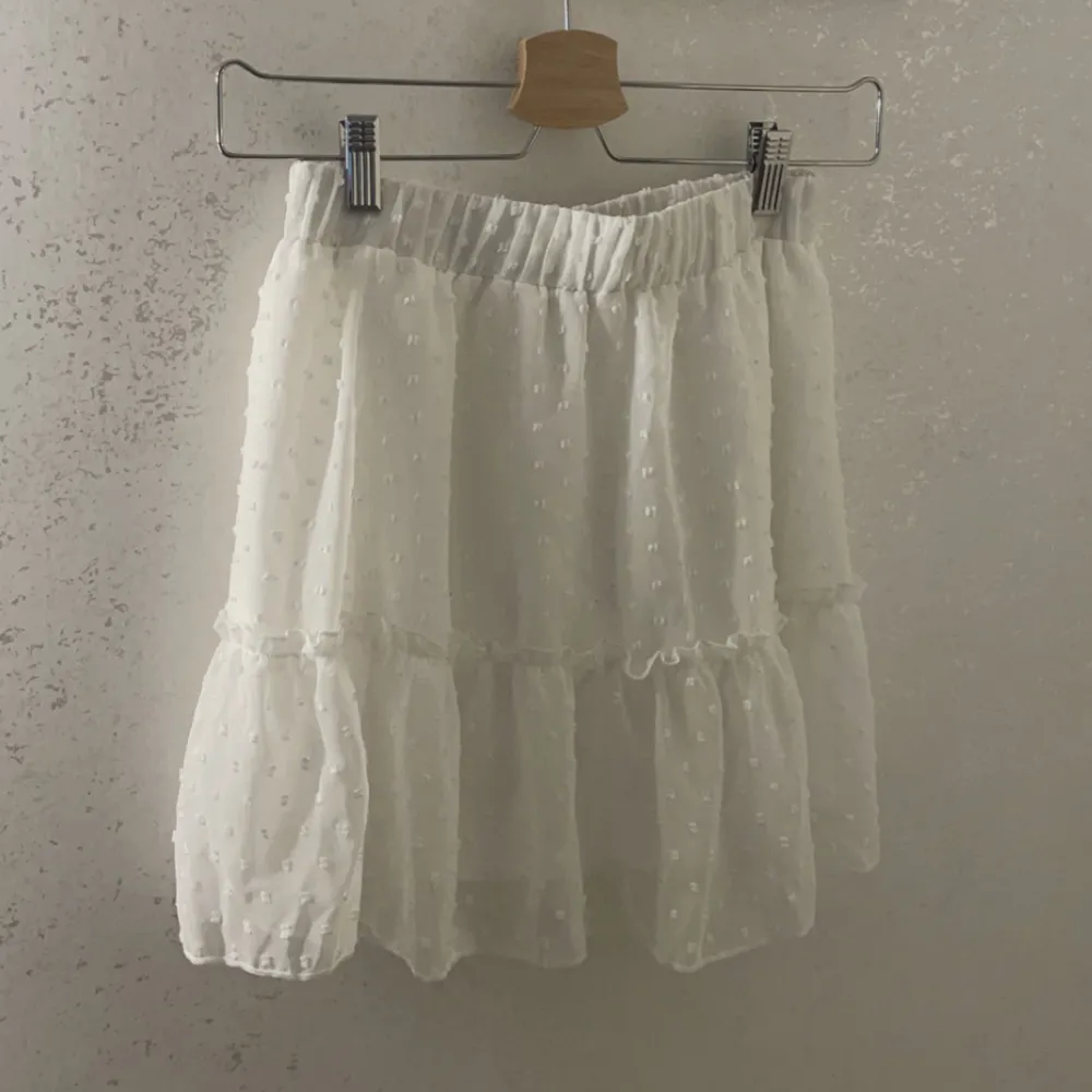 En super söt vit kjol i storlek Xs 🤍 Beställde och den passa inte å lämna aldrig tbx kjolen så aldrig använd, helt ny. Kjolar.