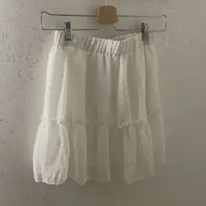 En super söt vit kjol i storlek Xs 🤍 Beställde och den passa inte å lämna aldrig tbx kjolen så aldrig använd, helt ny