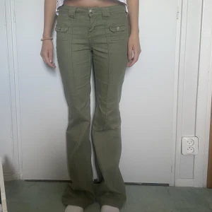 HM JEANS - Säljer mina supersnygga populära lågmidjade HM jeans!! Endast använda 2 ggr🌻